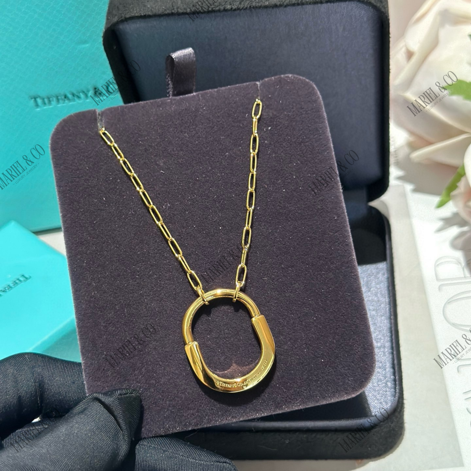 LOCK PENDANT WITH DIAMONDS, MEDIUM MODEL, YELLOW GOLD